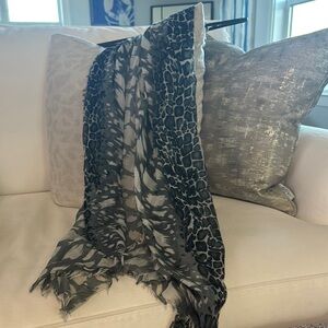 Black & gray patterned scarf.